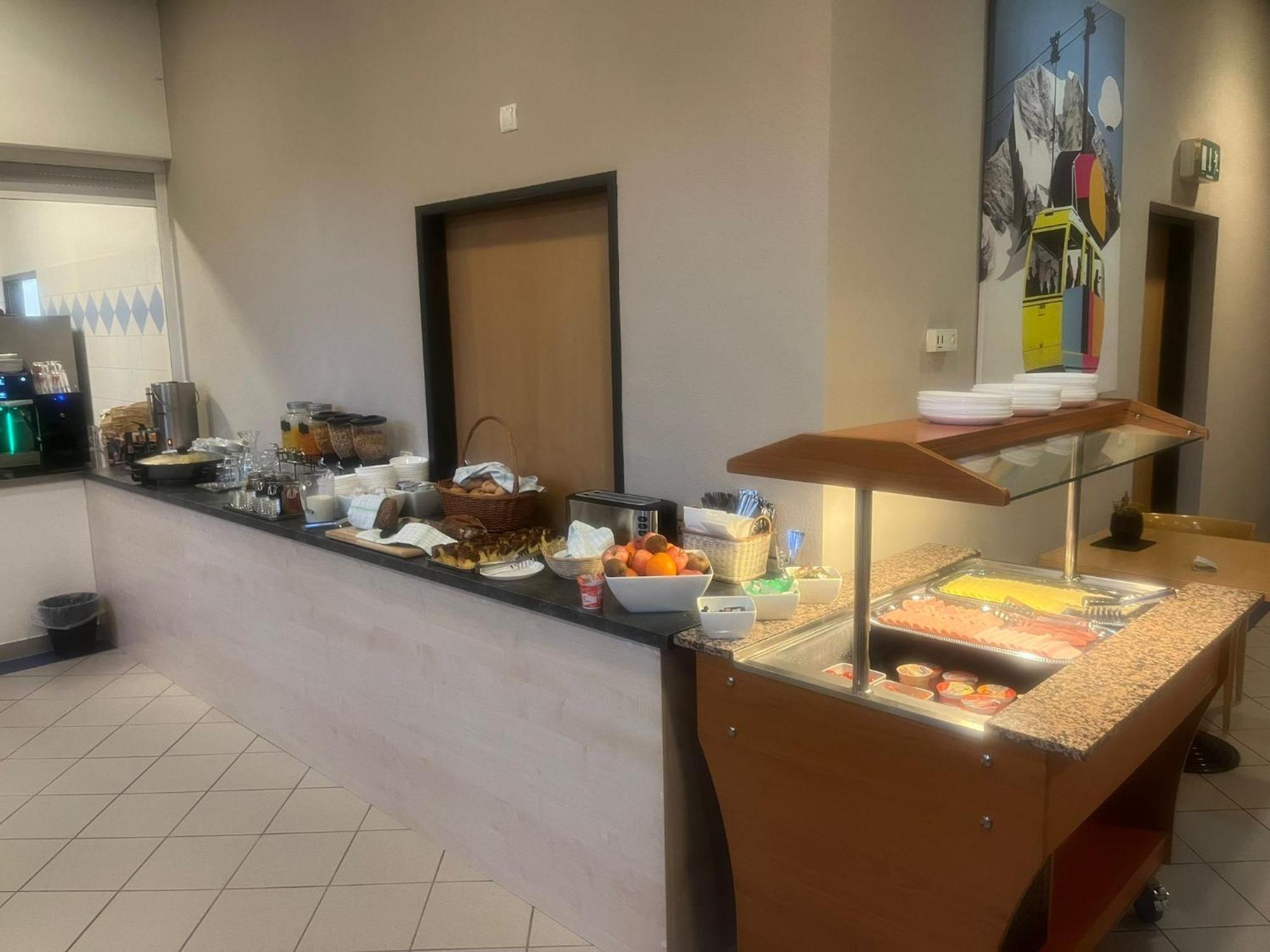Twenty Seven City Hotel Цел ам Зее Екстериор снимка