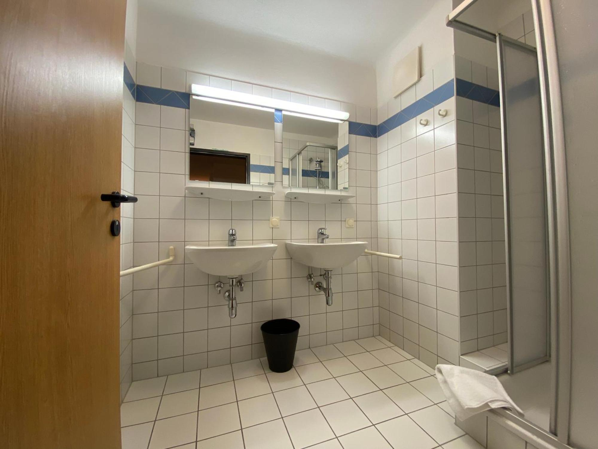 Twenty Seven City Hotel Цел ам Зее Екстериор снимка